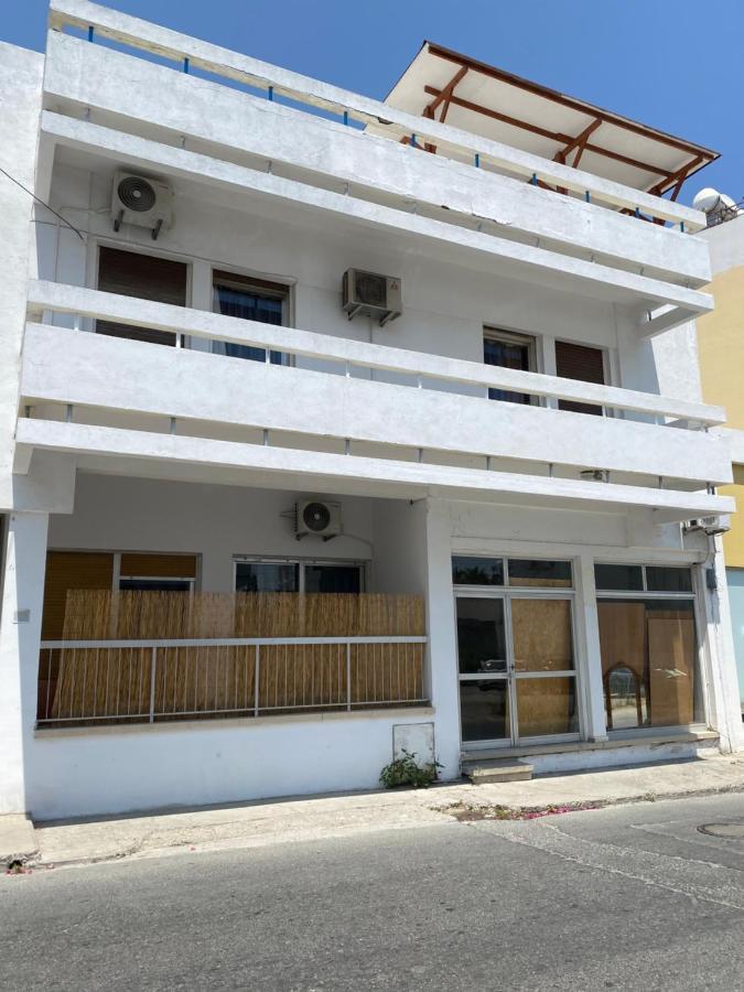 Past Or Tail Hostel Larnaca Exterior foto